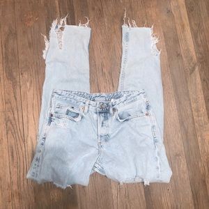 🦋 H&M LIGHTWASH RIPPED JEANS 🦋